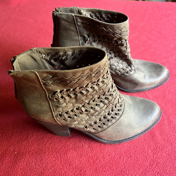Women’s Fergie brand brown booties size 9 - Picture 4 of 6